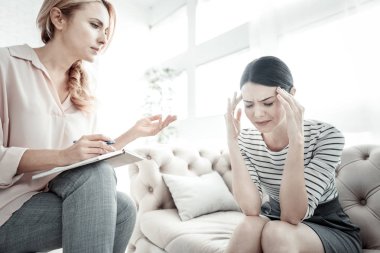 Oturma ve kötü duygu yorgun kadın kendini.