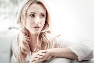 Sakin hoş kadın evde bir kenara harcama zaman arıyor.