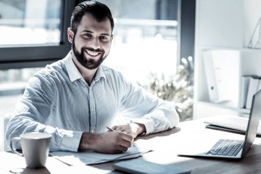 Çalışma ve gülümseyen memnun işgal altındaki adam.