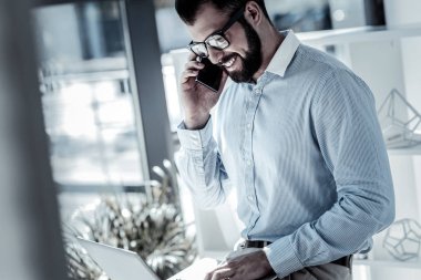 Belgili tanımlık laptop seyir ve gülümseyen memnun güvenilir çalışan.