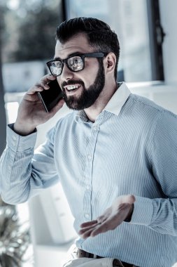 Telefon sohbet ve gesticulating duygusal işgal altındaki adam.