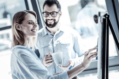 Tahtayı duran ve gülümseyen memnun hoş kadın.