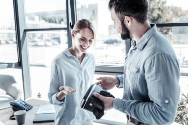 Ayakta ve aracın hakkında konuşmak hoş akıllı işçiler.