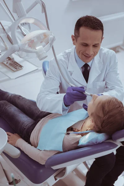 Mooie mannelijke tandarts whitening agent brengen van tanden — Stockfoto