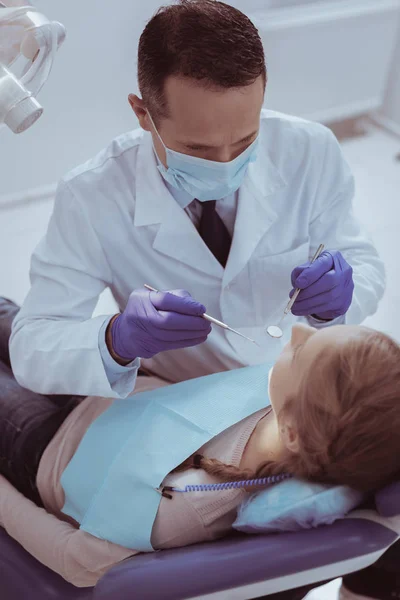 Successful male dentist starting checkup — Stock Photo, Image