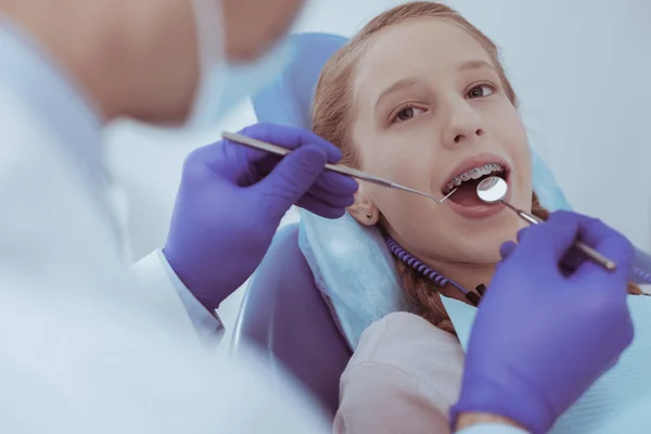 Adorable chica chequeando la cavidad oral —  Fotos de Stock