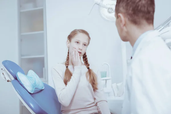 Mladá dívka si stěžují na bolest zubů — Stock fotografie