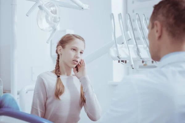 Angstig depressief meisje rouw over tanden pijn — Stockfoto