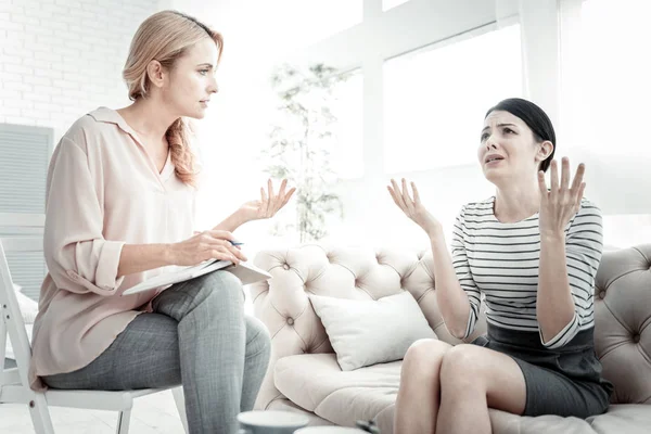 Oturan ve el sallayarak memnun kadın.