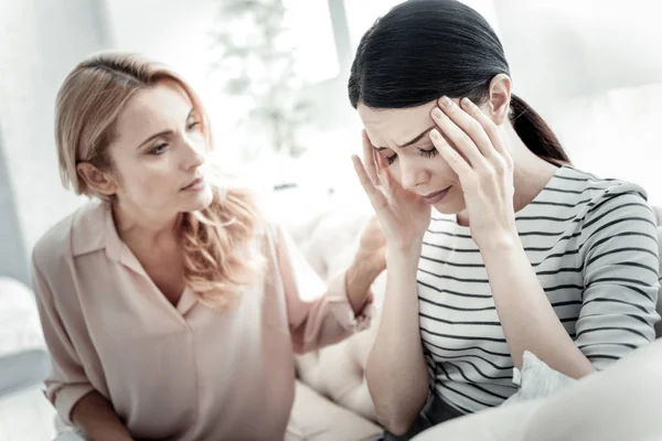 Mujer triste agotada tocando su cabeza cerrando los ojos . —  Fotos de Stock