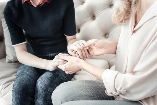 Affidabile bella nativi seduti tenendo per mano . — Foto Stock