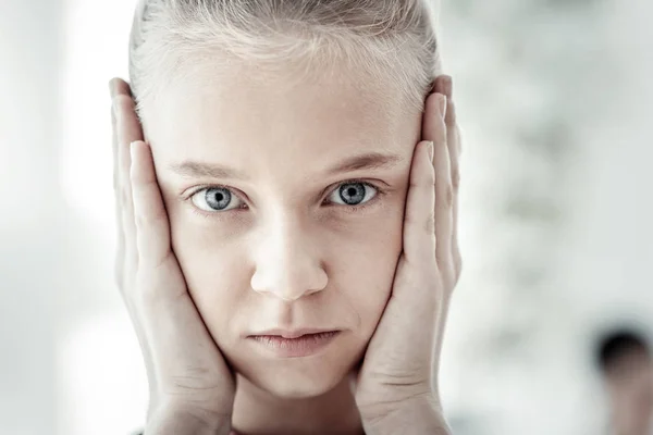 Grave ragazza profonda guardando dritto toccando il suo viso . — Foto Stock