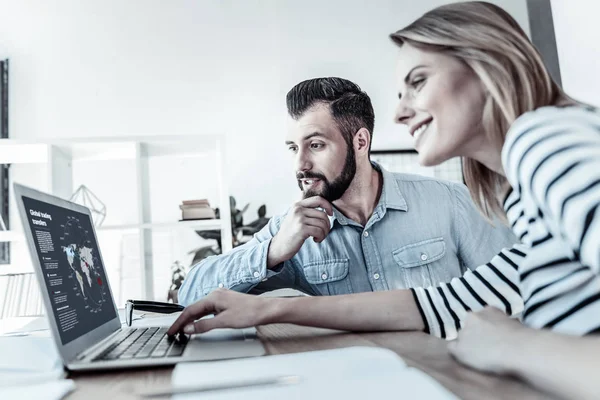 Empleados de perspectiva ocupados sentados y usando el portátil . — Foto de Stock