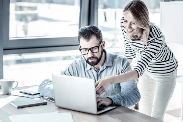 Mooie vooruitzichten vrouw staande in de buurt van haar partner en hem te helpen. — Stockfoto