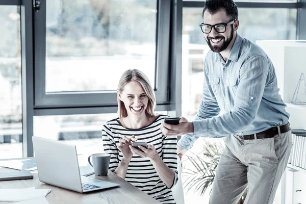 Roligt nöjd kollegor spenderar tid tillsammans och ha roligt. — Stockfoto