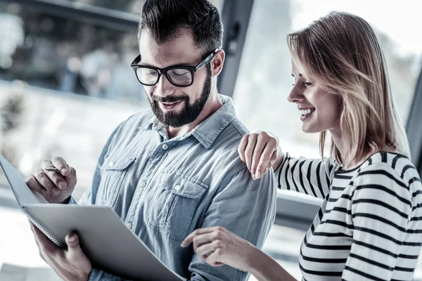 Lächelnde süße Frau, die neben ihrem Partner steht und ihn unterstützt. — Stockfoto