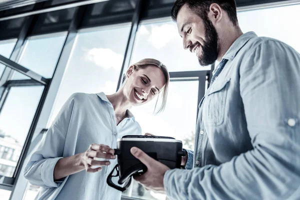Satisfecho colegas interesados sonriendo y con vistas a las gafas VR . — Foto de Stock