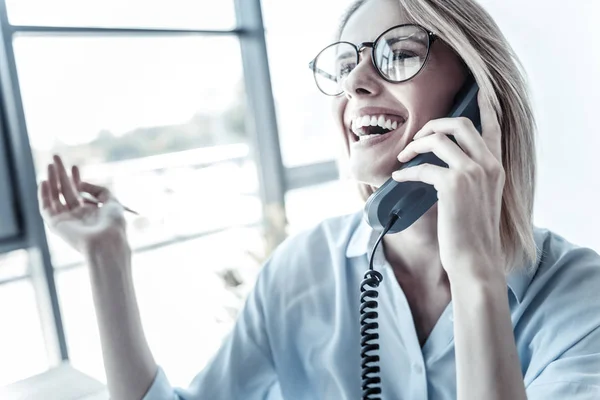 Vrolijke mooie vrouw gesprek en lachen. — Stockfoto