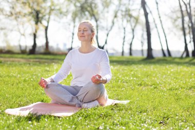Güzel yaşlı kadın meditasyon