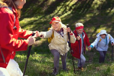 Coşkulu takım ormanda hiking