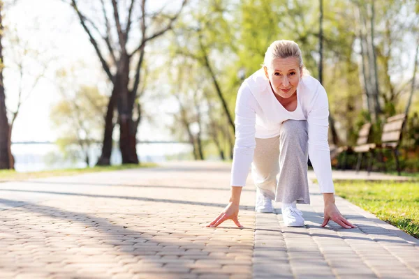 Piacevole donna anziana che inizia a correre — Foto Stock