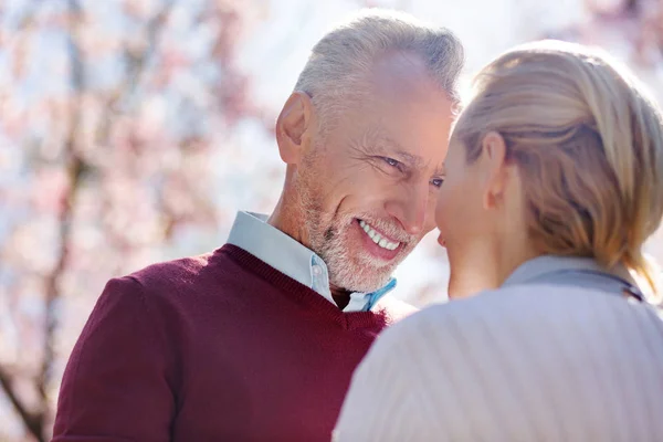 Feliz hombre alegre sonriendo a su esposa — Foto de Stock