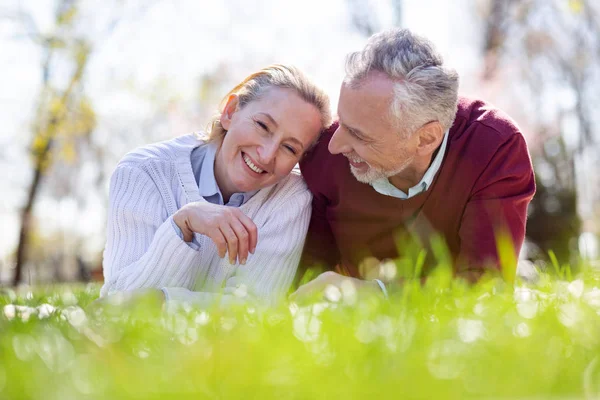 Glückliches, fröhliches Paar lacht — Stockfoto