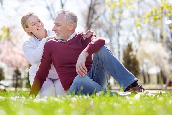 Bonita pareja alegre descansando en el parque — Foto de Stock