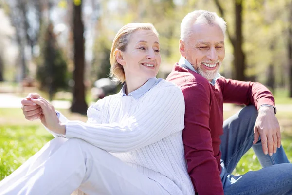 Trevlig glad par vilar i parken — Stockfoto