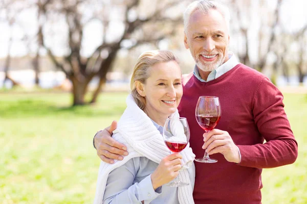 Positives betagtes Paar mit Gläsern mit Wein — Stockfoto