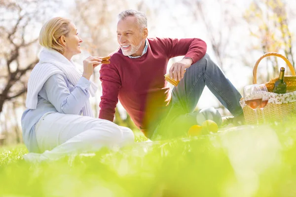 Positiver freudiger Mann beim Picknick mit seiner Frau — Stockfoto