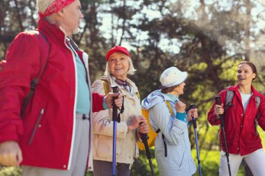 Neşeli kadın kocasını arıyor