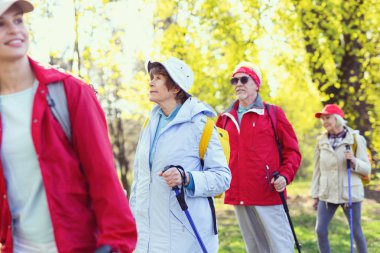 Yaşlı kadın ailesiyle hiking ilham