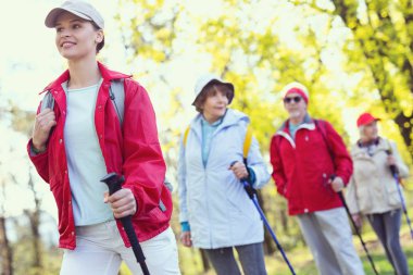 Neşeli genç kadın akrabaları ile hiking