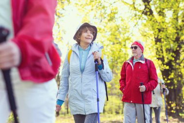 Gülümseyen yaşlı kadın ailesiyle hiking