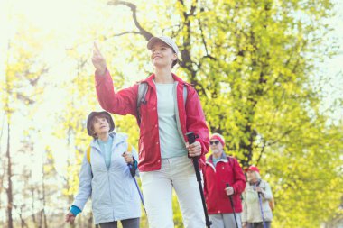 İçerik genç kadın akrabaları ile hiking