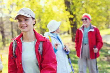 Coşkulu genç kadın ormanda hiking
