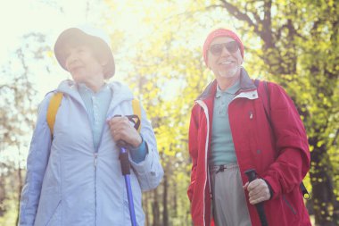 Neşeli erkek ve kadın birlikte hiking
