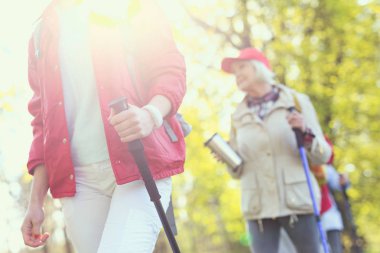 Onların yürüyüş zevk mutlu yürüyüşçü