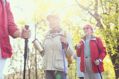 Bir termos şişe tutan ilham kadın