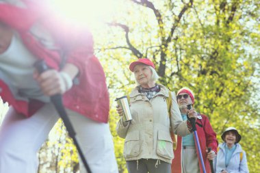 Bir termos şişe tutan uyarı kadın