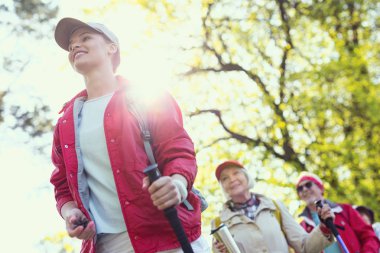 Onların yürüyüş zevk memnun yürüyüşçü