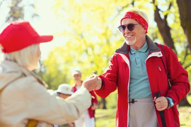 Neşeli adam bir kadın için bir çiçek veriyor