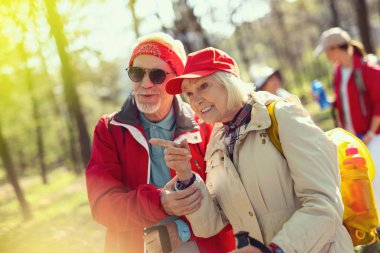 Mutlu kadın hayvan işaret