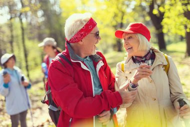 Coşkulu erkek ve kadın birlikte gülüyor