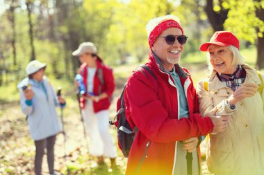 Neşeli adam ve kadın birlikte söz