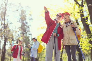 Memnun adam bir kuşa işaret