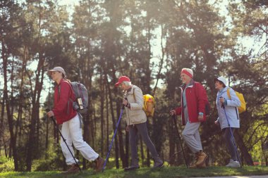 Uyarı Kılavuzu yürüyüşçü onu takım lider