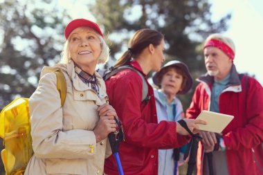 Etrafa mutluluk yaşlı kadın