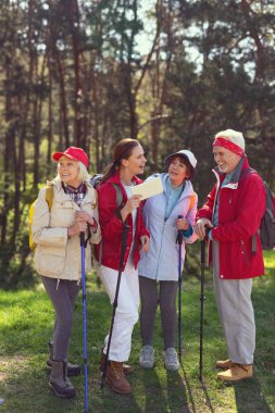 Uyarı Kılavuzu onun yürüyüşçü ile konuşmak